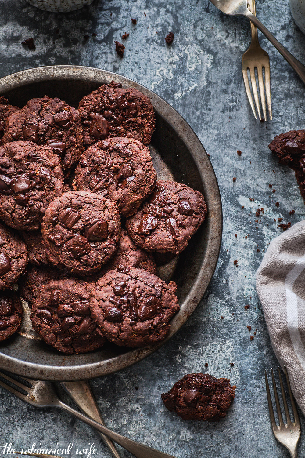 Gooey Vegan Double Choc Chip Peanut Butter Cookies {DF, GF & Vegan} | The Whimsical Wife